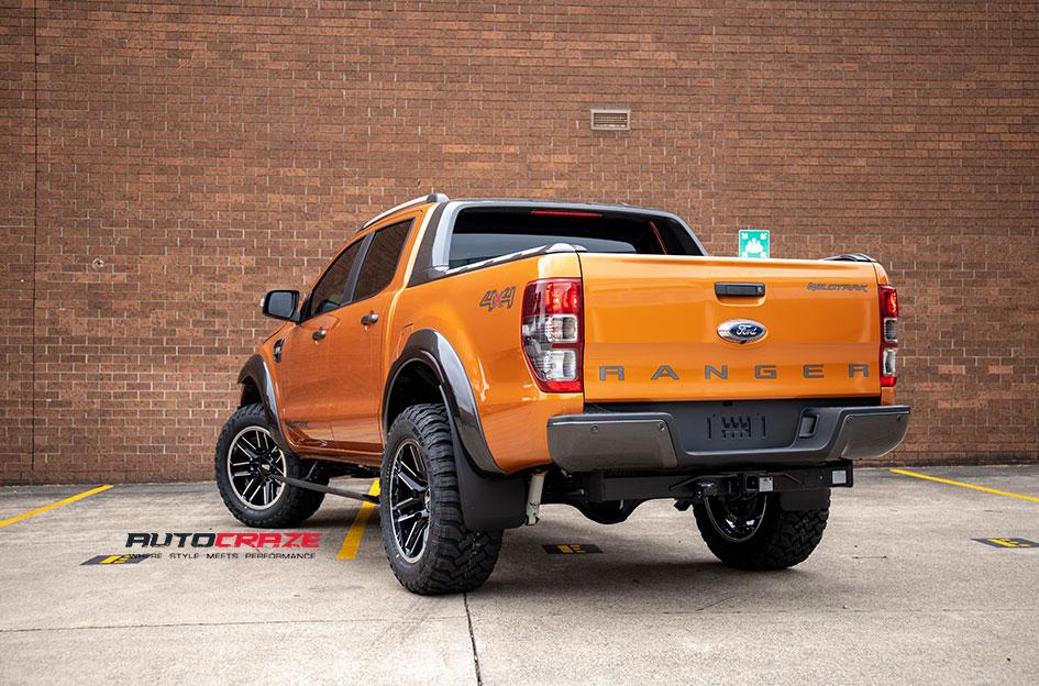 FORD RANGER MO202 GLOSS BLACK MACHINED CENTER WITH CHROME LIP